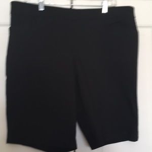 16/18 Black, stretchy shorts.
